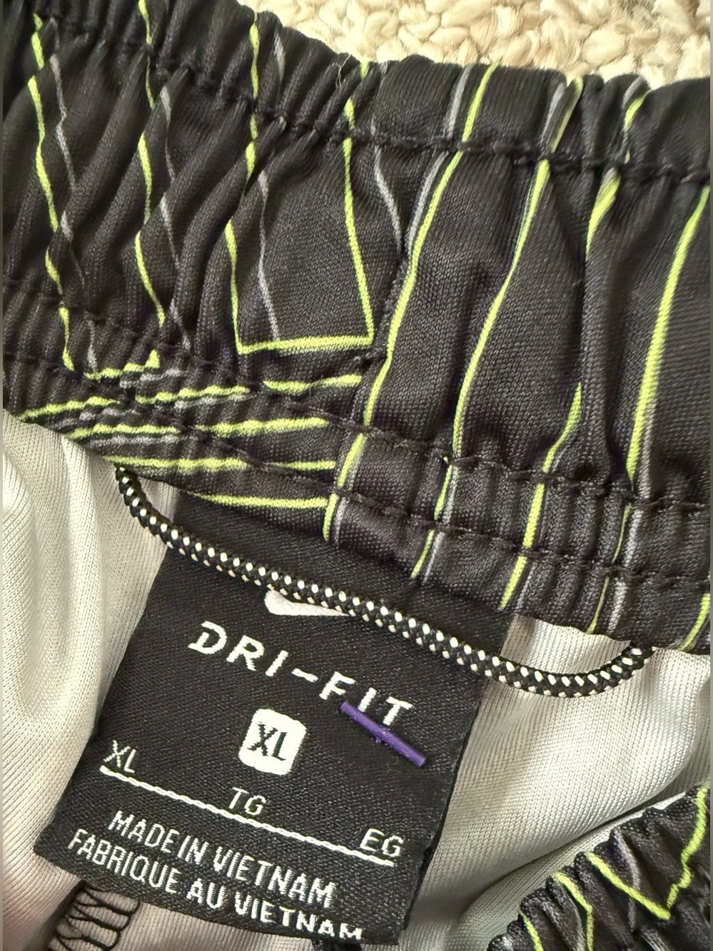 Nike Boys Dri-Fit Athletic Shorts Sz XL Black Print